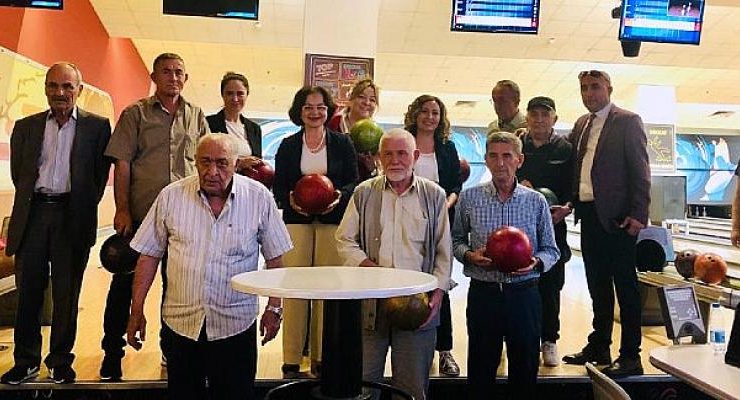 Asırlık çınarlar bowlingle eğlendi