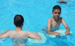 Bağcılarlı çocuklar havuzlarda serinliyor
