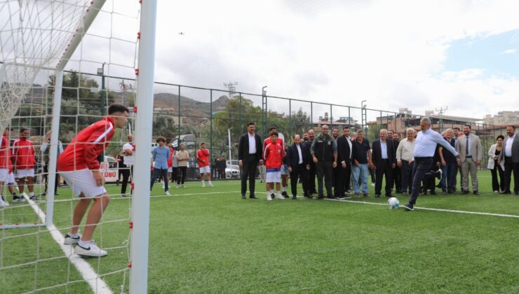 Hatay Büyükşehir Belediye Başkanı Mehmet Öntürk, Halı Sahayı İnceledi