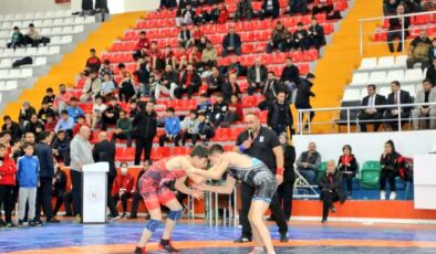 Kars’ta U-17 Grup Güreş Müsabakaları Başladı