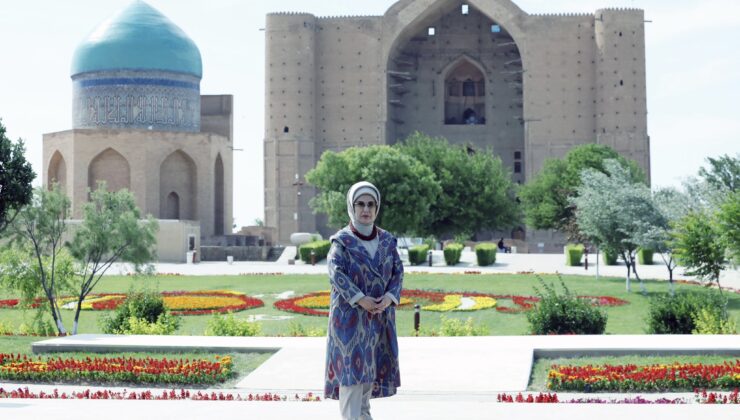Emine Erdoğan Kazakistan’da Hoca Ahmet Yesevi Türbesi’ni Ziyaret Etti