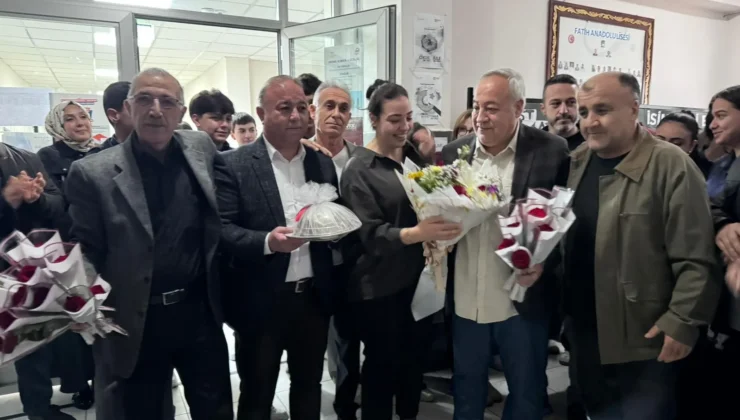 Kahramanmaraş’ta 40 Yıllık Öğretmene Duygusal Veda: Ali Paksoy Alkışlarla Uğurlandı