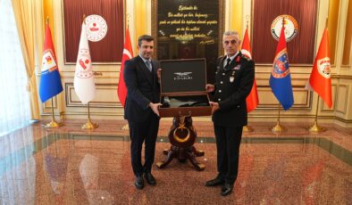 Selçuk Bayraktar’dan Jandarma ve Sahil Güvenlik Akademisine Anlamlı AKINCI Hediyesi