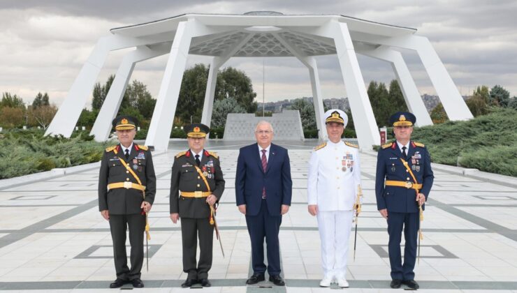 Bakan Güler Ve TSK Komuta Kademesinden Devlet Büyükleri Anıt Mezarlığı’na Ziyaret
