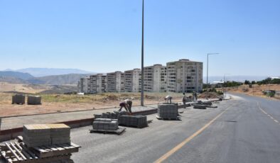 Siirt’te Kaldırım Çalışmaları Aralıksız Sürüyor: Mahalleler Modern Görünüme Kavuşuyor