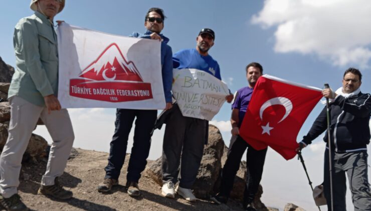 Ağrı’lı Dağcılar “30 Ağustos Zafer bayramı Süphan dağı” tırmanışı yaptı